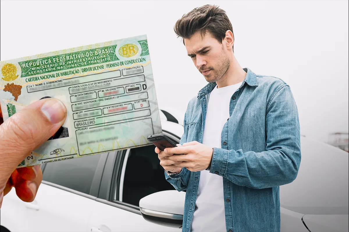 "Pessoa segurando sua CNH (Carteira Nacional de Habilitação) enquanto consulta o celular, com um carro ao fundo."
