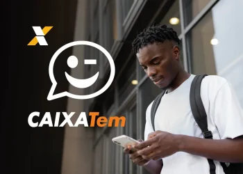 "Homem acessando o aplicativo Caixa Tem em um smartphone, com o logo do Caixa Tem ao fundo, representando a facilidade de desbloqueio."