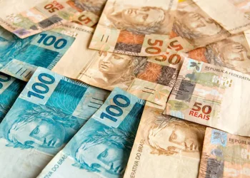 Notas de R$ 50 e R$ 100, representando os valores das bolsas de estágio