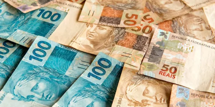 Notas de R$ 50 e R$ 100, representando os valores das bolsas de estágio