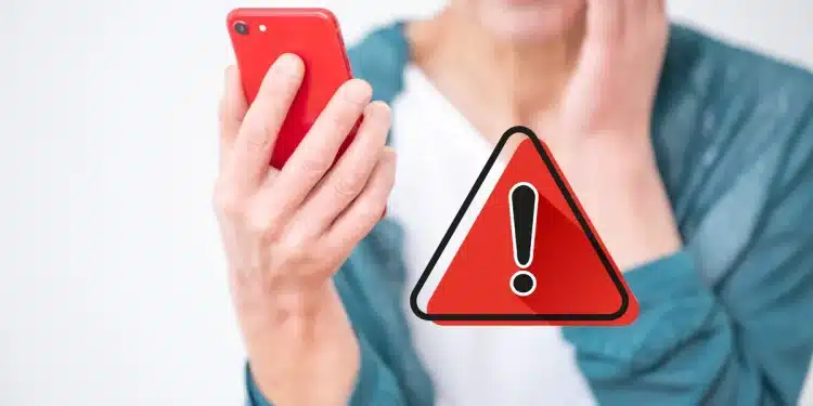 Golpes no INSS em 2025: Veja como se proteger 1 Aposentada preocupada segurando celular vermelho com alerta de golpe em destaque