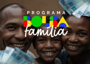 "Família sorridente segurando cédulas de dinheiro com o logo do programa Bolsa Família"