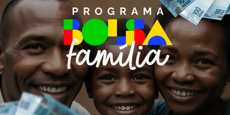 "Família sorridente segurando cédulas de dinheiro com o logo do programa Bolsa Família"
