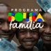 "Família sorridente segurando cédulas de dinheiro com o logo do programa Bolsa Família"