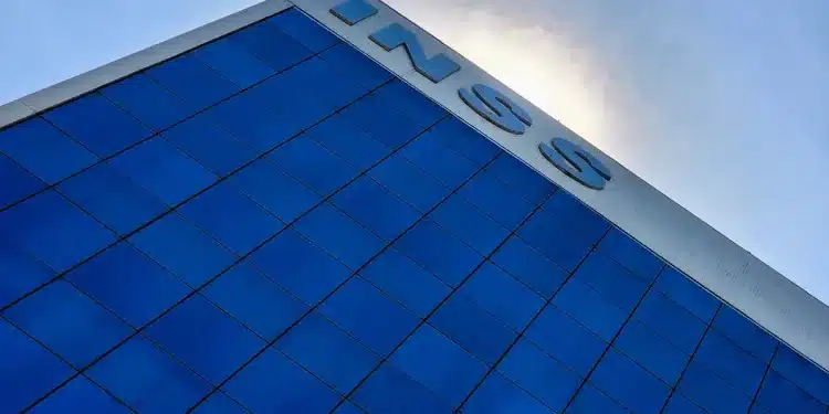 INSS começa a devolver descontos indevidos a partir desta segunda 1 Fachada do prédio do INSS com vidro azul refletindo o céu, representando o órgão que devolverá descontos indevidos.