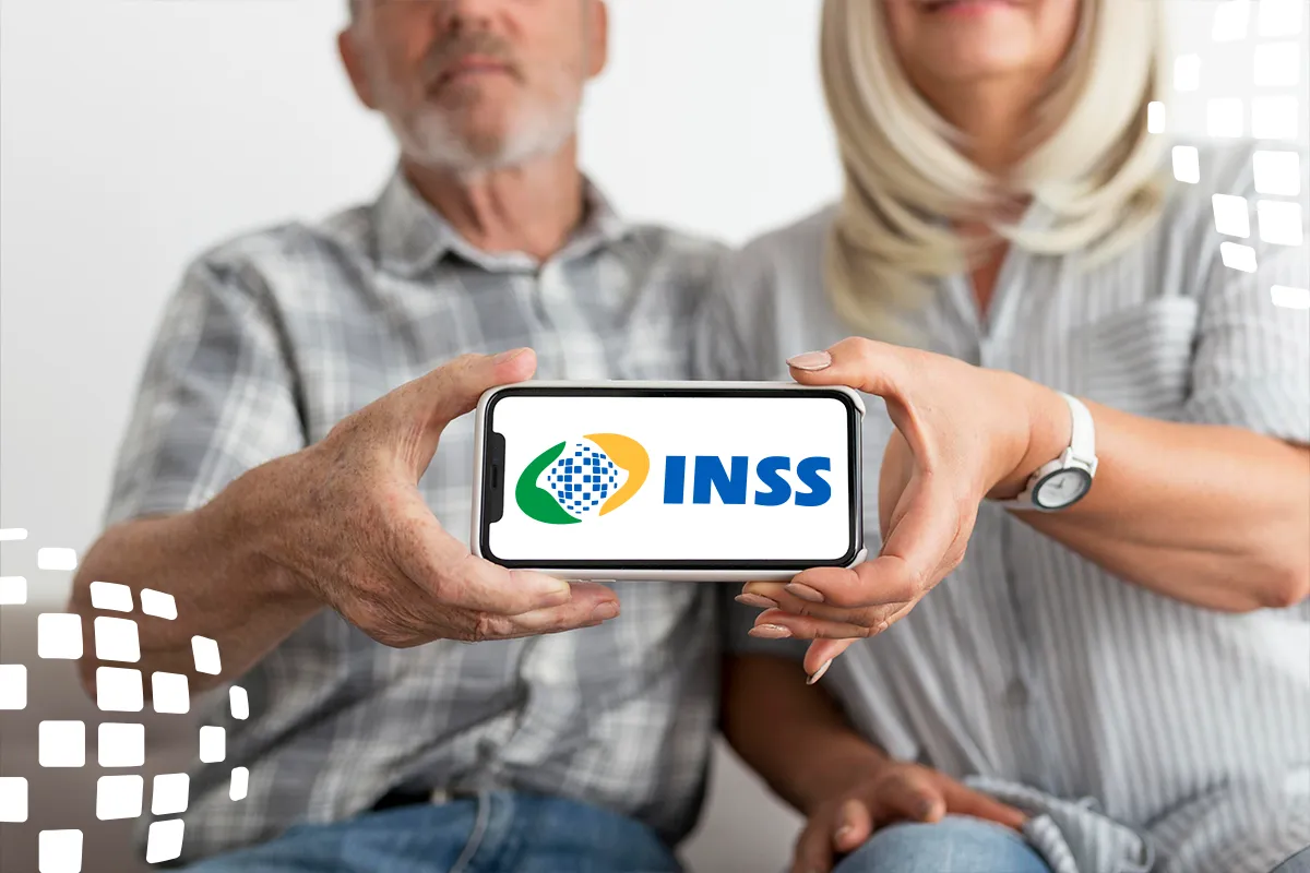 "Casal de idosos segurando um celular com o logo do Meu INSS, simbolizando a facilidade de acesso ao benefício por meio do aplicativo."