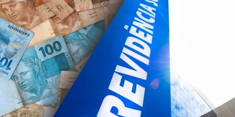 Notas de reais ao lado da fachada da Previdência Social em destaque.