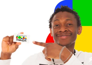 Homem sorridente segurando cartão do Bolsa Família com fundo colorido.