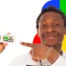Homem sorridente segurando cartão do Bolsa Família com fundo colorido.