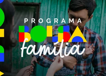 Família recebendo orientação sobre as condicionalidades do programa Bolsa Família.