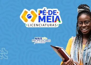 Imagem de um estudante sorridente com livros, representando o programa Pé-de-Meia Licenciaturas.