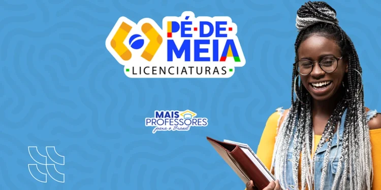 Imagem de um estudante sorridente com livros, representando o programa Pé-de-Meia Licenciaturas.