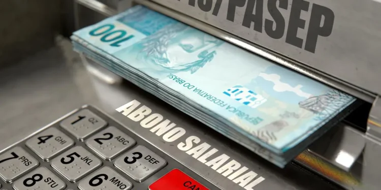 Cédulas de 100 reais saindo de um caixa eletrônico com a palavra PIS/PASEP visível
