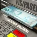 Cédulas de 100 reais saindo de um caixa eletrônico com a palavra PIS/PASEP visível