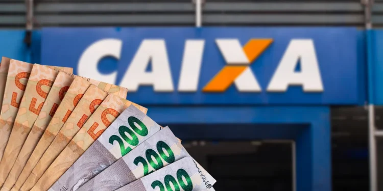 Dinheiro em espécie em frente a agência da Caixa Econômica Federal, ilustrando o pagamento do PIS 2025 para trabalhadores nascidos em maio e junho.