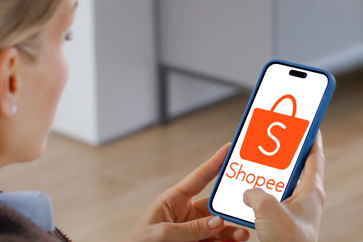 Pessoa navegando no aplicativo Shopee em um smartphone.
