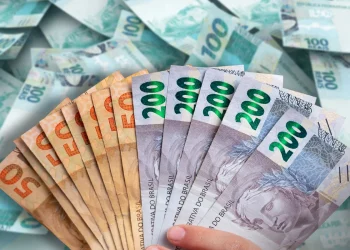 "Cédulas de R$ 50, R$ 100 e R$ 200, representando o benefício de até R$ 1.518 para trabalhadores"