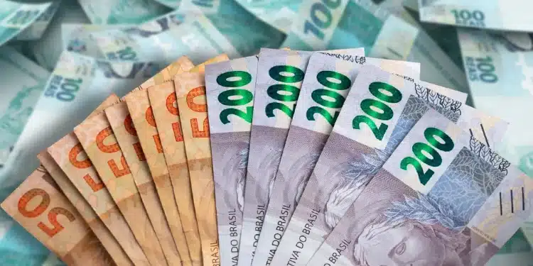 "Cédulas de R$ 50, R$ 100 e R$ 200, representando o benefício de até R$ 1.518 para trabalhadores"