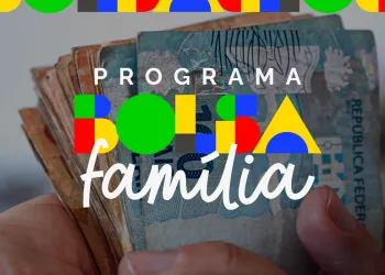 Notas de reais sendo seguradas, com logotipo do Programa Bolsa Família sobreposto.