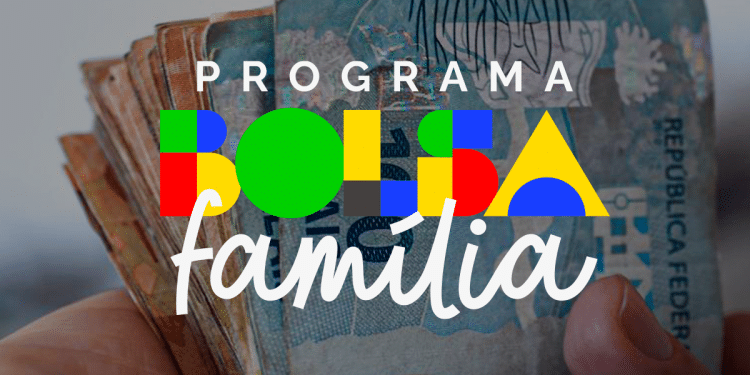 Notas de reais sendo seguradas, com logotipo do Programa Bolsa Família sobreposto.