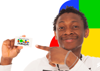 Pessoa exibindo cartão do programa Bolsa Família com fundo colorido, simbolizando as mudanças no programa.