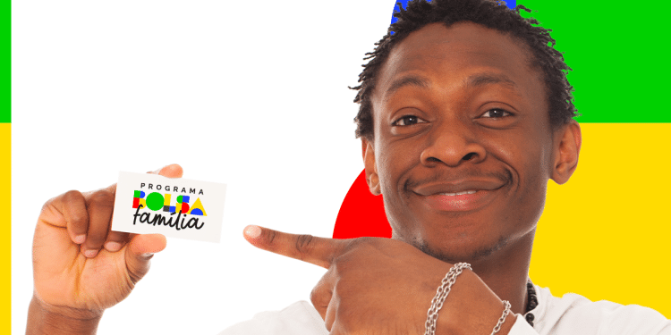 Pessoa exibindo cartão do programa Bolsa Família com fundo colorido, simbolizando as mudanças no programa.