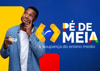 Estudante segurando cartão do programa Pé-de-Meia com fundo azul ilustrativo