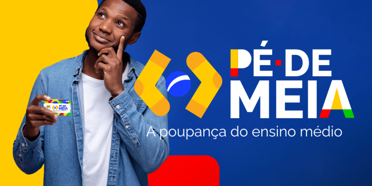 Estudante segurando cartão do programa Pé-de-Meia com fundo azul ilustrativo