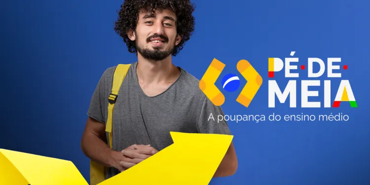 Estudante com mochila e cartão do Pé-de-Meia, programa de poupança para o ensino médio