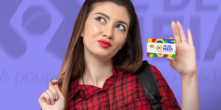 Jovem segurando cartão do programa Pé-de-Meia, destacando a importância da poupança estudantil.