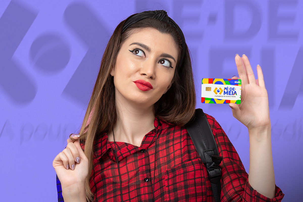 Pessoa segurando cartão do Pé-de-Meia, com expressão pensativa sobre os pagamentos