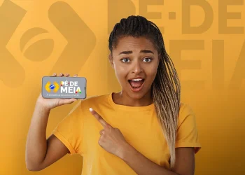 "Estudante feliz mostrando o celular com o logo do programa Pé-de-Meia, que permite acumular duas bolsas em 2025."