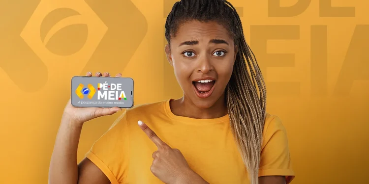 "Estudante feliz mostrando o celular com o logo do programa Pé-de-Meia, que permite acumular duas bolsas em 2025."