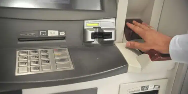 Pessoa utilizando biometria em caixa eletrônico para saque do FGTS.