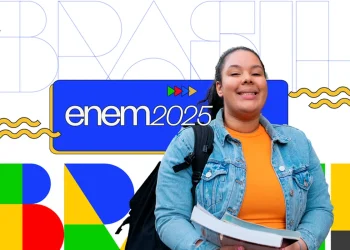 Estudante sorridente com livros, simbolizando o Enem 2025 e o prazo prorrogado de inscrições
