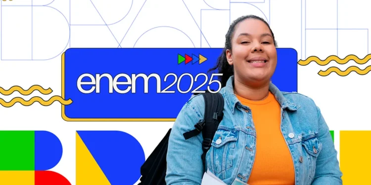 Estudante sorridente com livros, simbolizando o Enem 2025 e o prazo prorrogado de inscrições