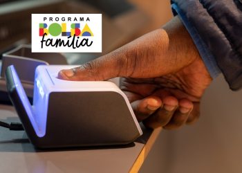 Imagem ilustrativa de impressão digital sendo registrada, simbolizando a obrigatoriedade do cadastro biométrico para beneficiários do Bolsa Família.