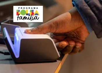 Imagem ilustrativa de impressão digital sendo registrada, simbolizando a obrigatoriedade do cadastro biométrico para beneficiários do Bolsa Família.