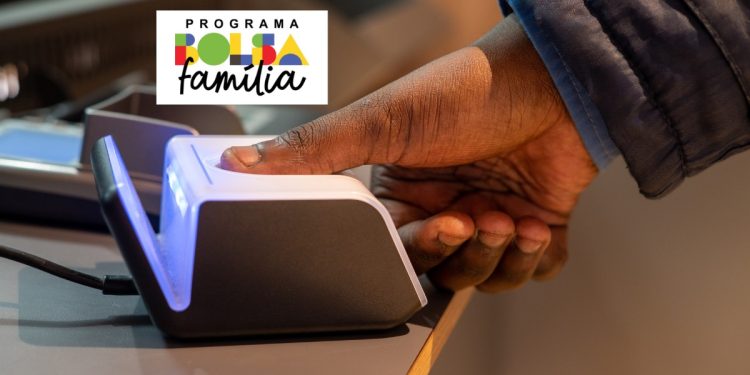 Imagem ilustrativa de impressão digital sendo registrada, simbolizando a obrigatoriedade do cadastro biométrico para beneficiários do Bolsa Família.