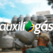 Imagem ilustrativa do programa Auxílio Gás, mostrando botijões de gás e uma pessoa em ação, com foco no suporte à distribuição de gás para a população.