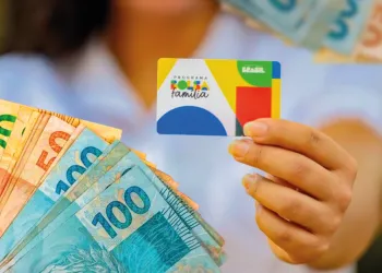 Cartão do Bolsa Família e cédulas de real simbolizando o acesso ao benefício