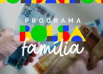 Notas de dinheiro com ênfase no programa Bolsa Família de julho