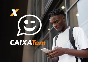 jovem usando smartphone para acessar aplicativo caixa tem pe de meia