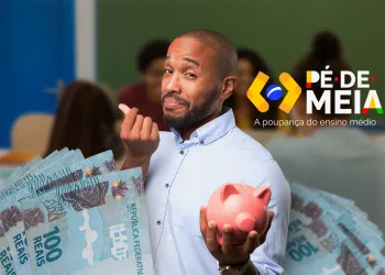 Início do pagamento do Pé-de-Meia em julho, com destaque para cédulas de 100 reais e cofrinho.