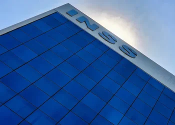 Fachada moderna de um prédio do INSS com revestimento espelhado azul