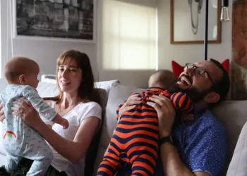 Família em momento de carinho com bebês após alta hospitalar