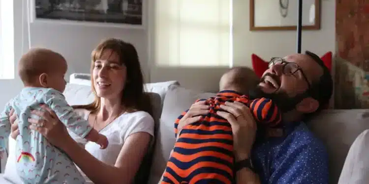 Família em momento de carinho com bebês após alta hospitalar