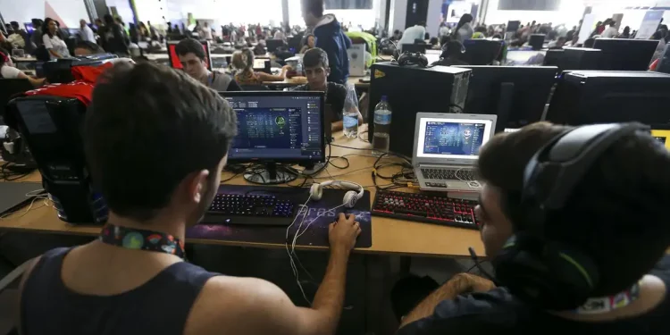 ATENÇÃO: governo anuncia curso de informática para beneficiários do Bolsa Família 1 Alunos em ambiente tecnológico participando de curso prático com computadores