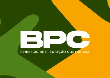 Logotipo do Benefício de Prestação Continuada (BPC), destacando a sigla em letras brancas sobre fundo colorido em tons de verde e laranja.