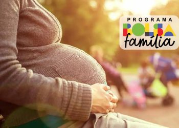 Imagem de uma mulher grávida sentada em um banco, com o logotipo do programa Bolsa Família para gestantes.